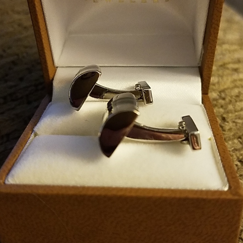 Kenneth Cole Silver and Blue Gray Cuff Links - Picture 5 of 5